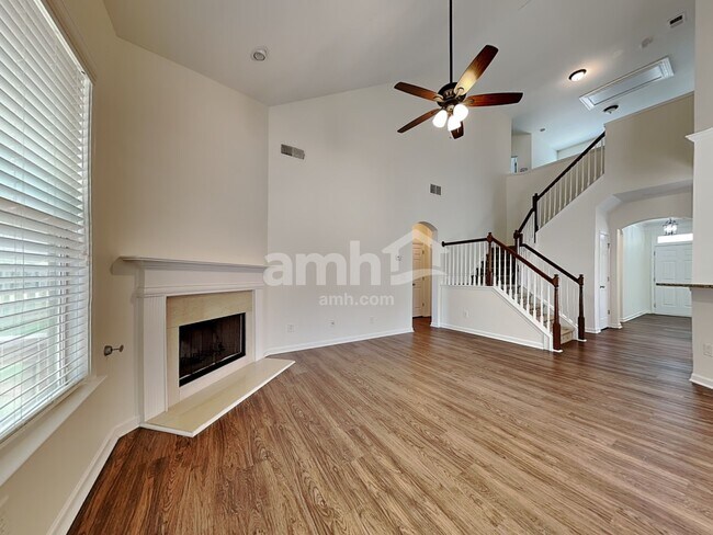 Foto del edificio - 215 Greenview Drive