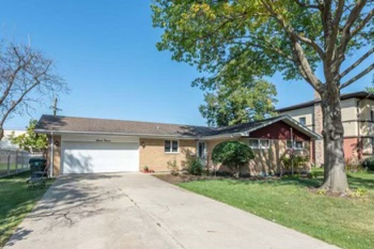 Primary Photo - 3Bed/1.5Bath Home Fenced Yard 2 Car Garage...