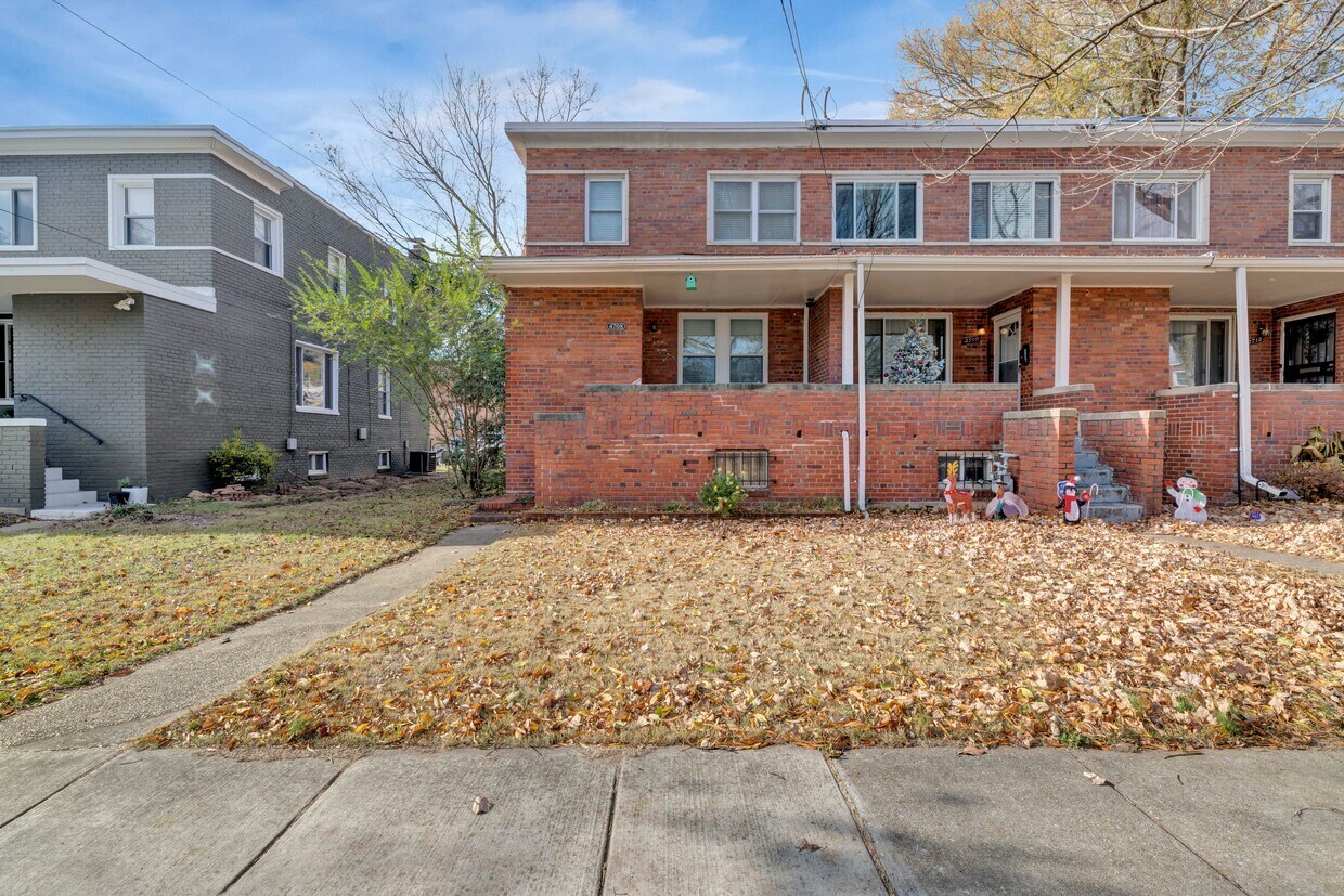 Primary Photo - 4708 8th St NE