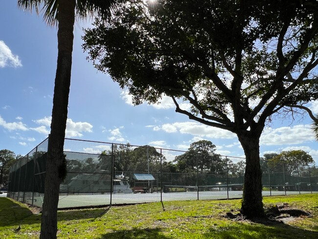 Foto del edificio - 900 River Reach Dr