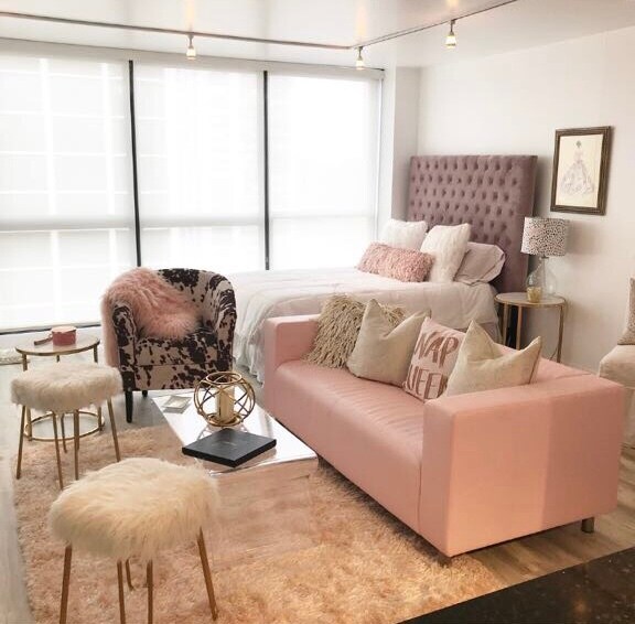 Living Room - 1540 N La Salle Dr