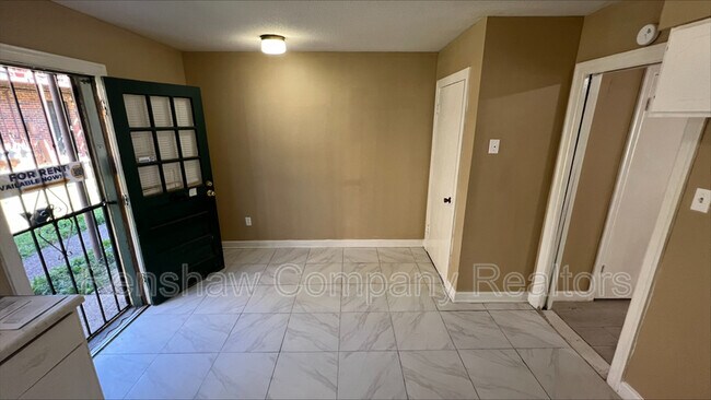 Building Photo - 3216 S Mendenhall Rd