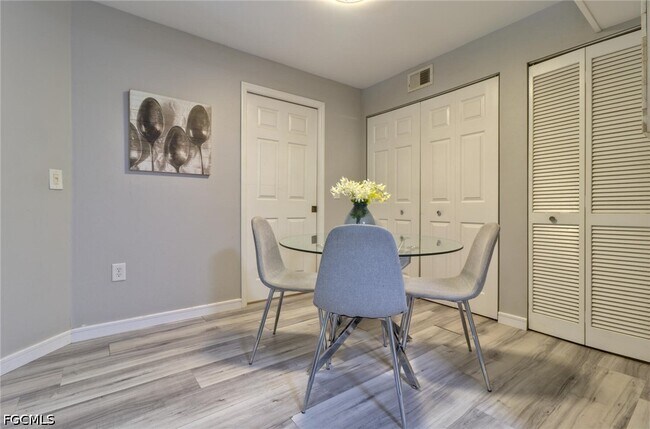 Foto del edificio - 1775 Four Mile Cove Pkwy