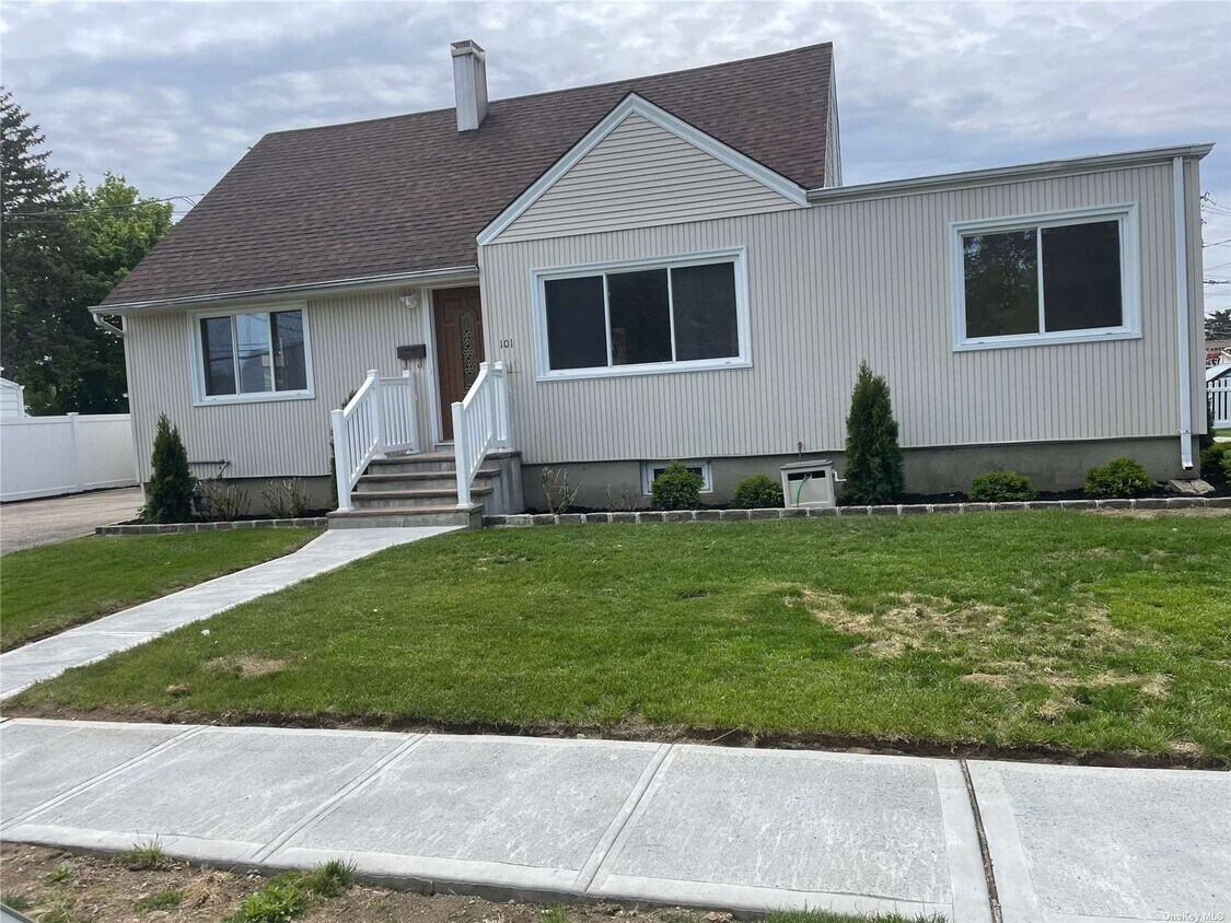 101 Hillside Ln, Syosset, NY 11791 House Rental in Syosset, NY