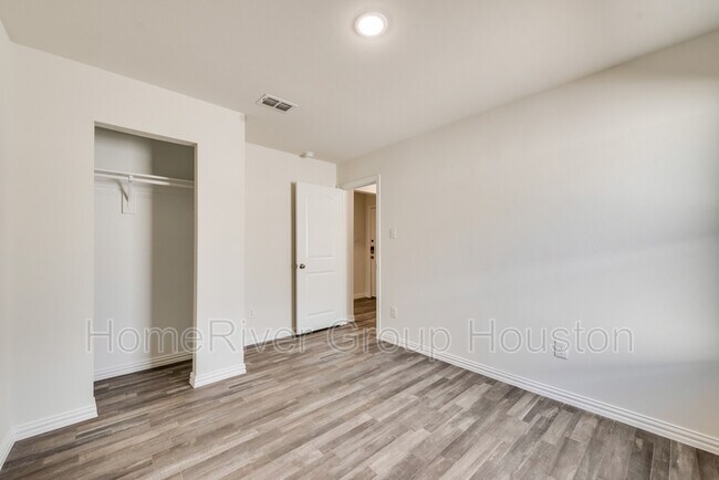 Building Photo - 5513 Bacher St