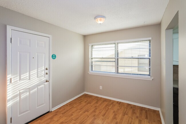 Foto del edificio - 2614 Chevy Chase Dr