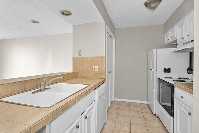 Foto del edificio - 12500 Melville Dr