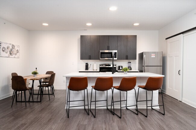 Foto del edificio - 5861 Royal Ln