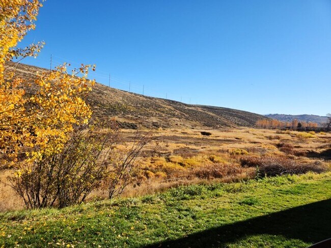 Foto del edificio - Perfectly Located Canyon Creek Condo - Attached Garage