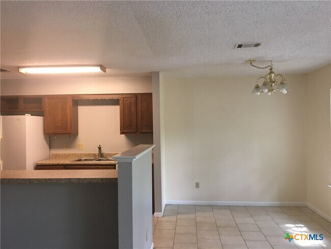 Building Photo - 601 Deerwood Dr