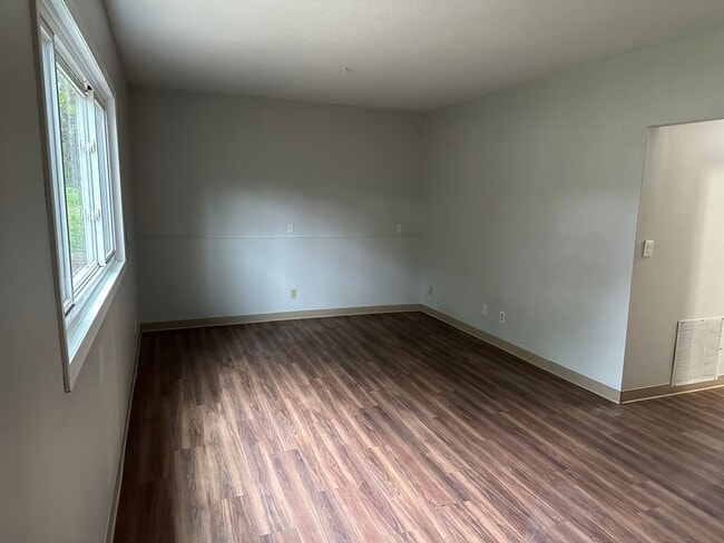 Building Photo - 1 bedroom 1 Bathroom Lower of Level Duplex...