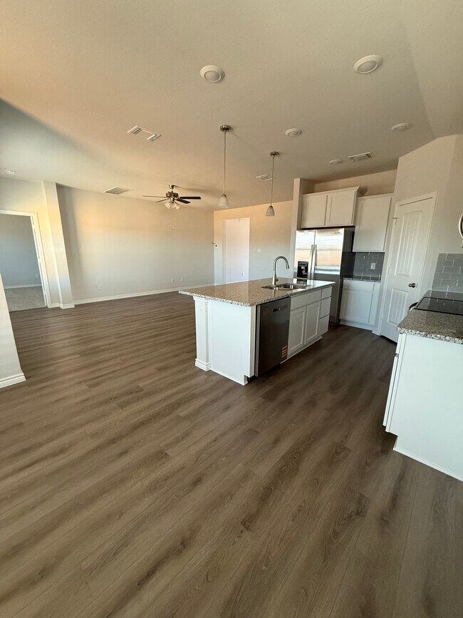 Foto del edificio - 4830 Hawkins Dr