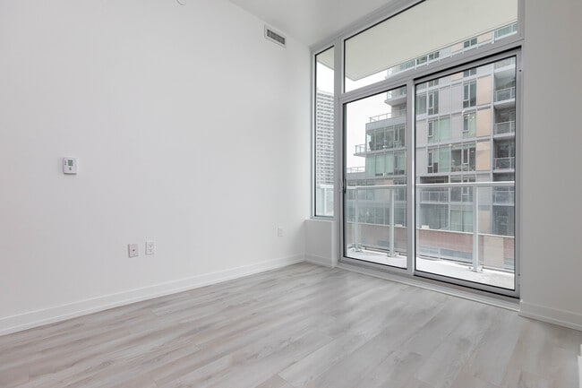 Building Photo - 33 Helendale Ave