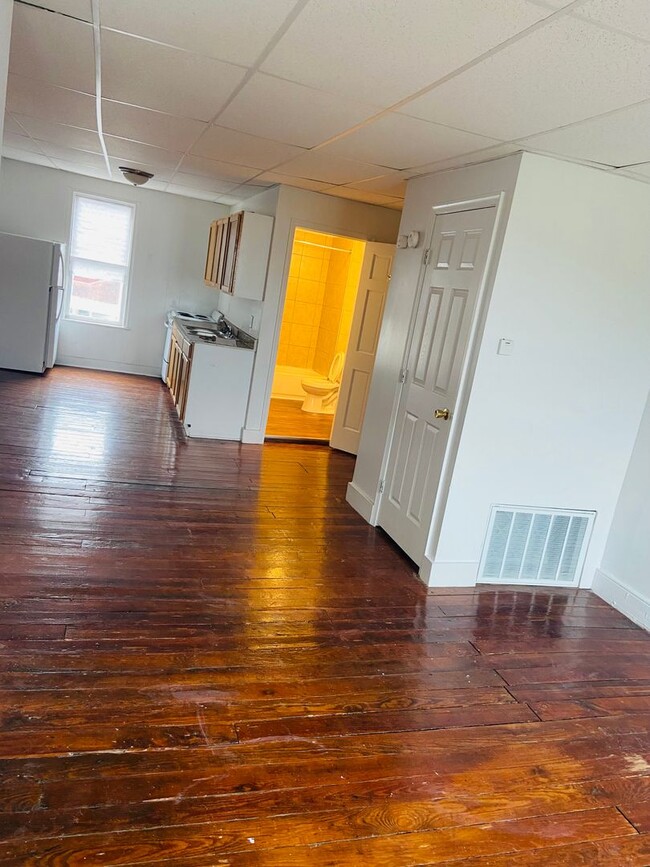 Foto del edificio - 2 Bedroom on 2nd/3rd Floor-East End of Yor...