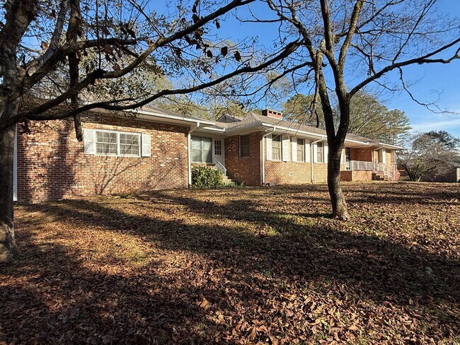 Foto del edificio - Pinson - Open Floor Plan with Large Living & Family Rooms 2 Bedrooms 2 Bath over 2500 sqft