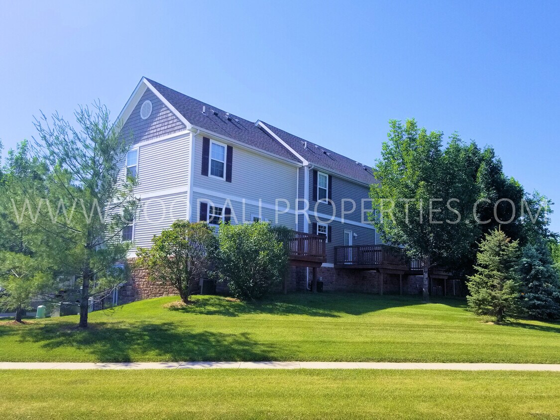 Foto principal - Immaculate 2 bedroom, 2 bath end unit with...