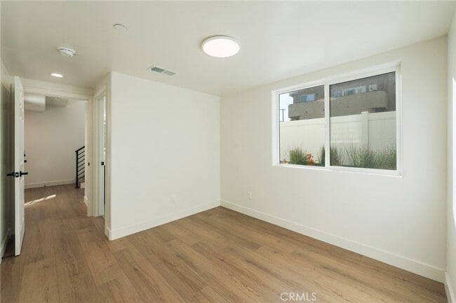 Building Photo - 714 1/2 Chestnut Avenue Unit