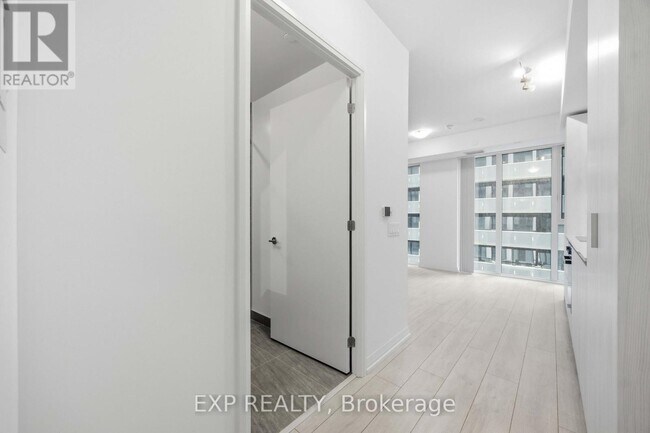 Photo du bâtiment - 400 King St W