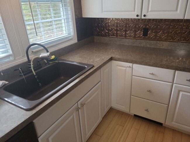 Foto del edificio - 5 Dupaw Gould Rd