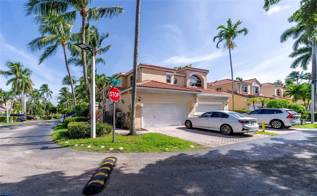 Foto principal - 3431 NE 210th St