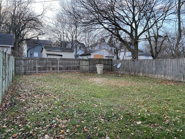 Building Photo - 2 Bedroom 1 bath with fenced in backyard $1200/mo
