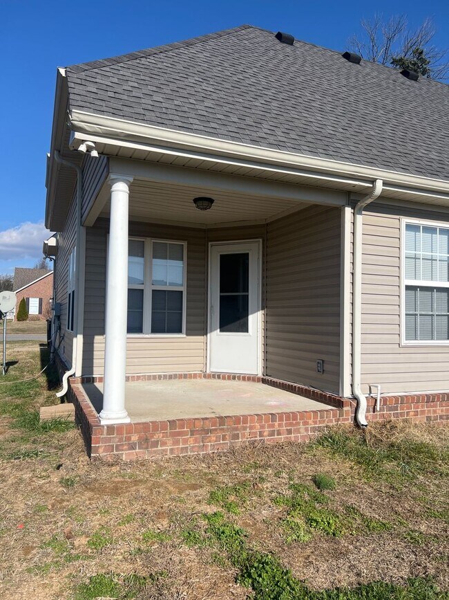 Foto del edificio - Great location! Close to Everything!