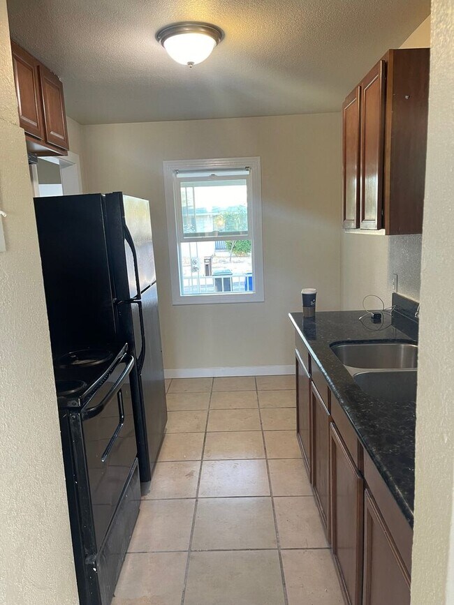 Building Photo - 1 Bedroom Duplex in Sacramento