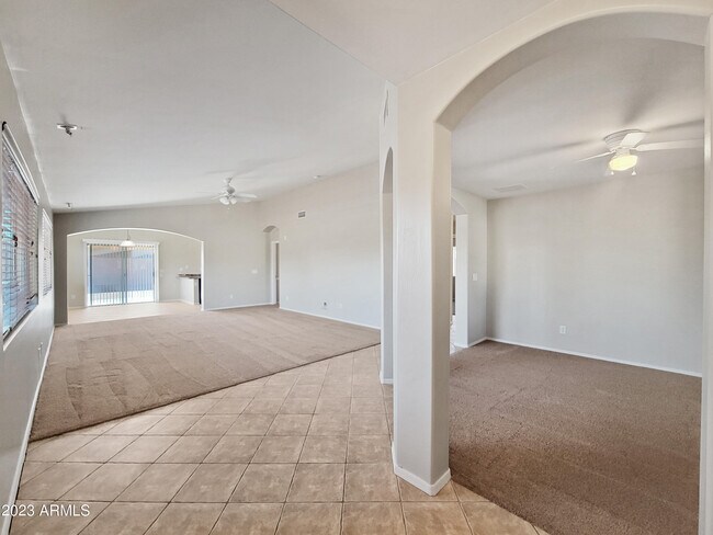 Foto del edificio - 25805 W St Catherine Ave