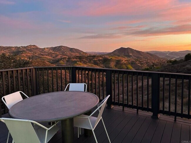 Foto del edificio - Stunning Views and Custom upgrades AVAILAB...
