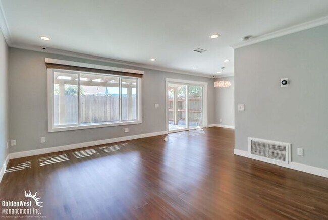 Building Photo - Charming 3Bdm 2.5Ba Townhome in the Clairemont Mesa Community!