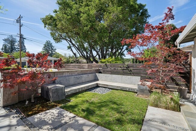 Building Photo - Spacious Home with Detached 1 bed 1 bath ADU in Los Altos!