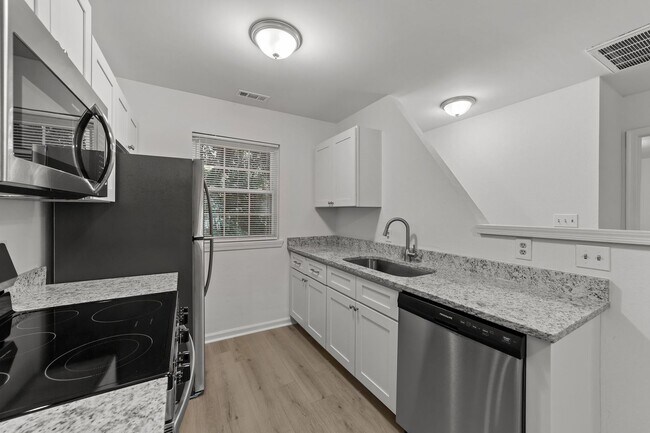 Building Photo - Freshly Remodeled 2 bedroom 2 bath