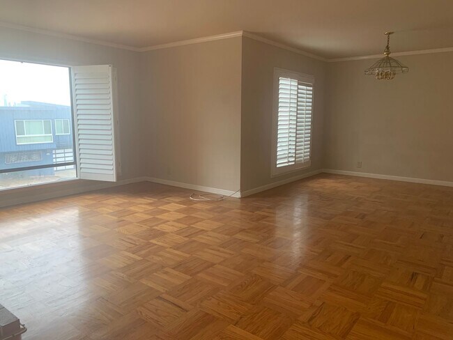 Building Photo - Beautiful and spacious 2 level Home In Dal...