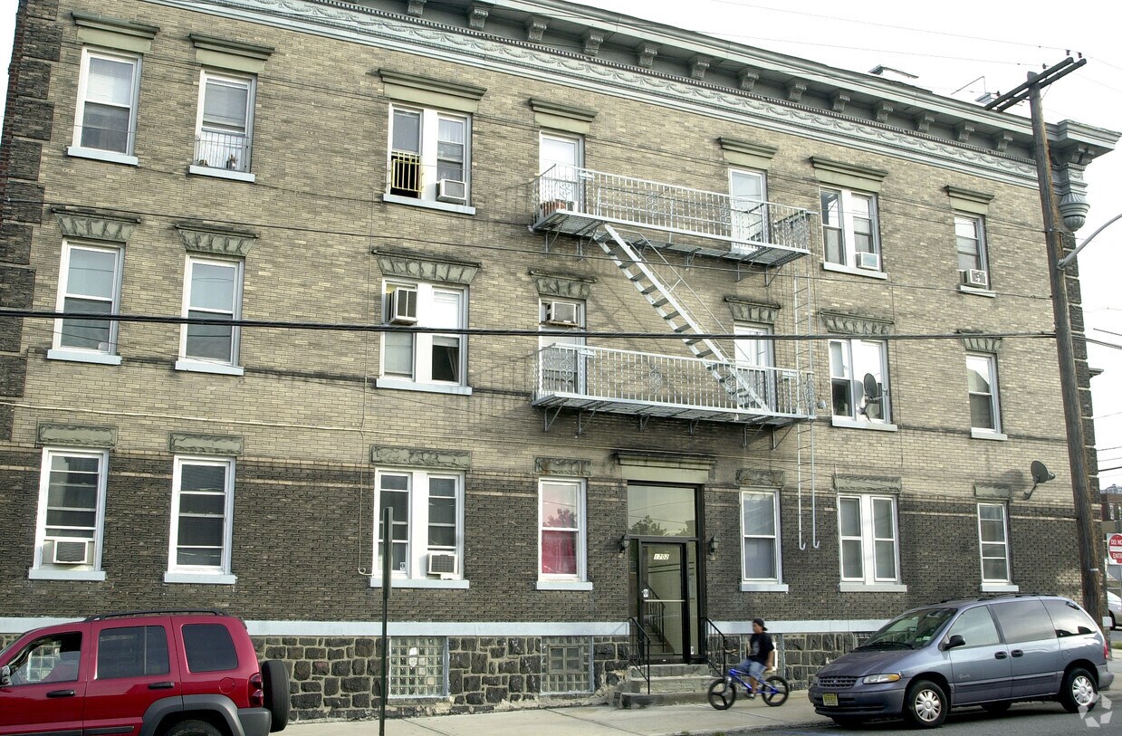 Building Photo - 1700-1702 Kerrigan Ave