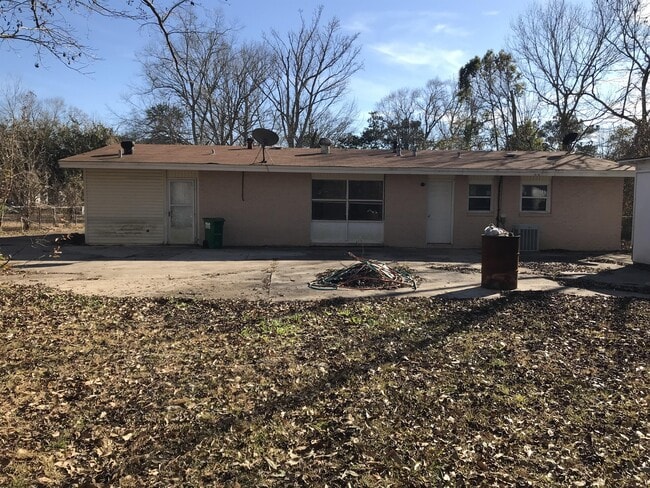 Building Photo - 2801 Woodlawn Ave