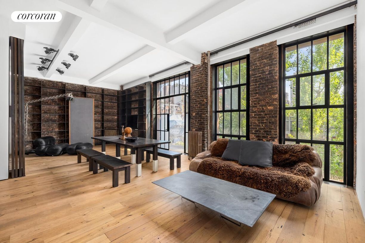 Foto principal - 12 E 12th St