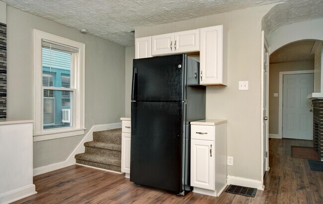 Building Photo - 693 Frebis Ave