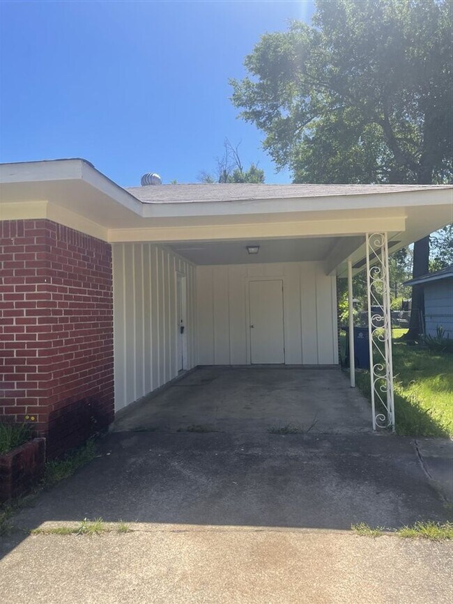 Building Photo - Rent Ready 3 Bedroom brick home in west Sh...