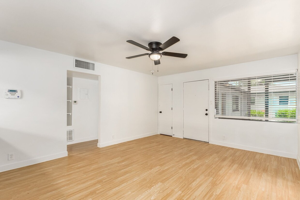Foto principal - 2 Bed | 1 Bath - Updated Ground Floor Unit