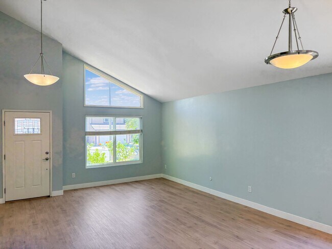 Building Photo - Beautifully updated 4-bed, 3-bath, two-sto...