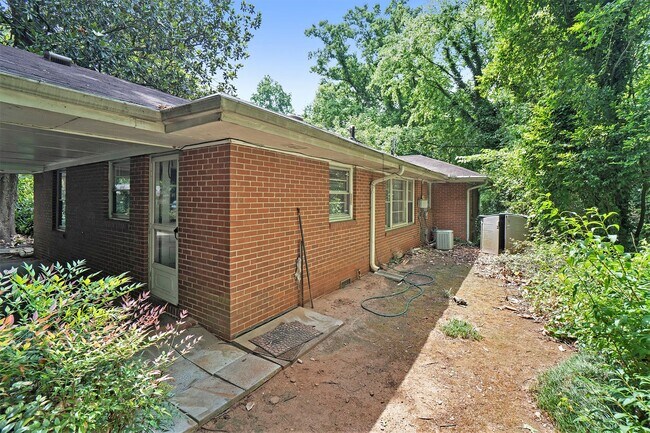 Foto del edificio - 702 Luckie Ln NE