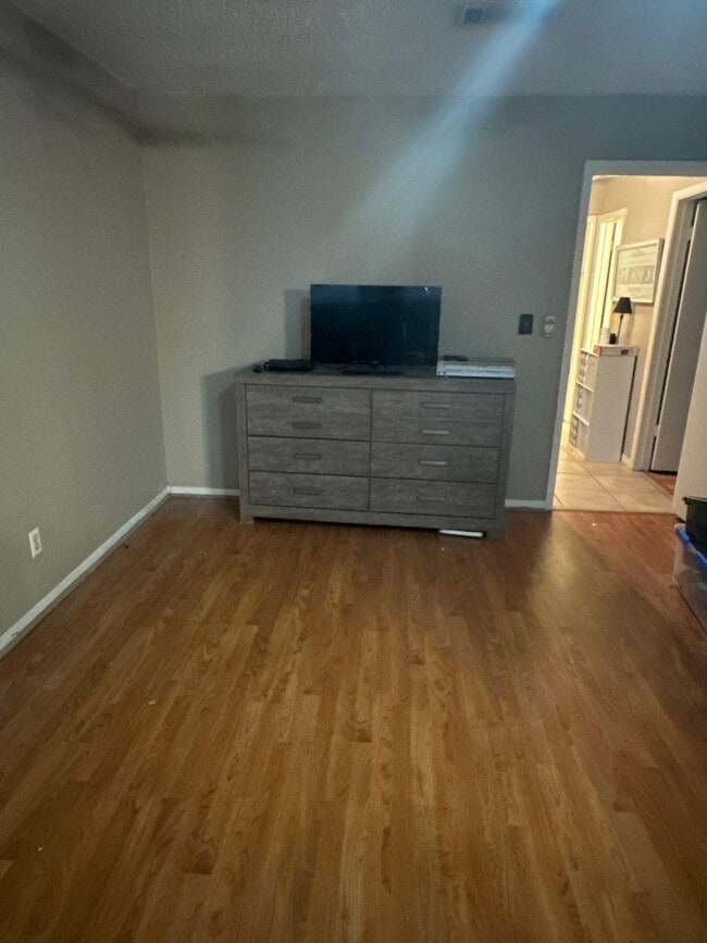 Building Photo - 5222 Valleyview Dr
