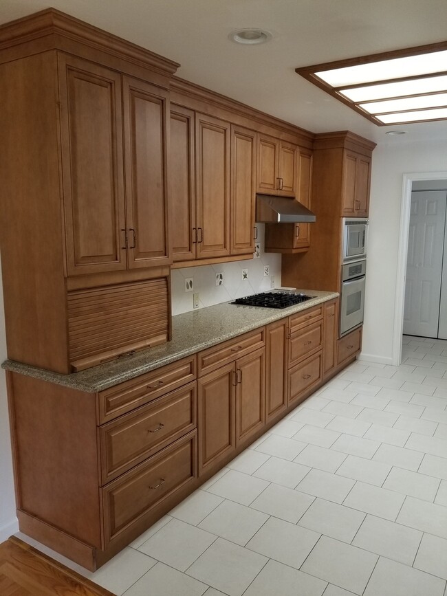 Foto del edificio - SANTA CLARA - 4 bedroom home with hardwood...