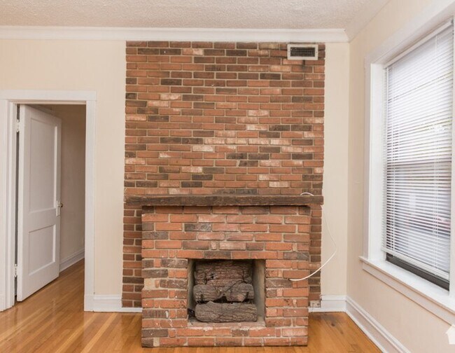 Building Photo - 3517 N Racine Ave