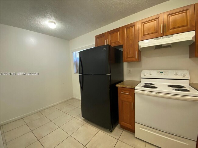 Foto del edificio - 4033 Lakeside Dr
