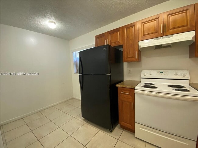 Building Photo - 4033 Lakeside Dr