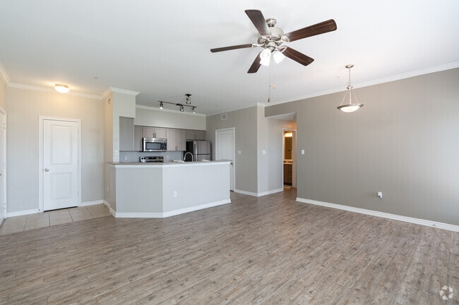 2BR, 2BA - 1,020SF - Living Room - Lakeside 121 Apartments