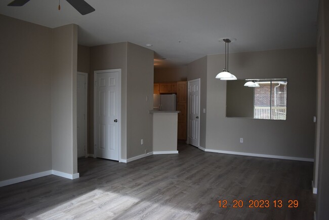 Foto del edificio - Beautiful 2 BR / 2 BA Condo with 1 car gar...