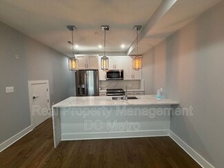 Building Photo - 804 21st St NE