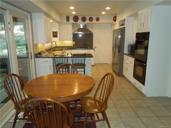 Foto del edificio - 5806 Raven Rd